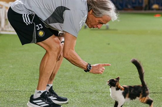 Jorge Jesus protagoniza momento insólito... com um gato!