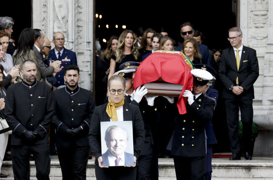 Funeral Francisco Pinto Balsemão à saída da Igreja dos Jerónimos  