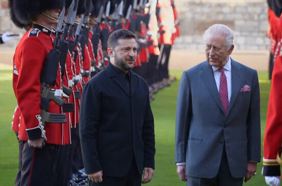 De visita ao Reino Unido, Zelensky encontra-se com o rei Carlos III no Castelo de Windsor  