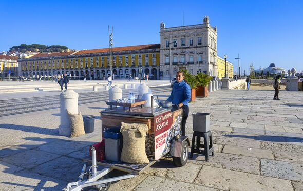 Vendedora de castanhas assadas na Baixa de Lisboa promove a tradição outonal