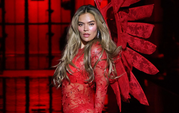 Karol G marca presença em desfile da Victoria's Secret em Nova Iorque