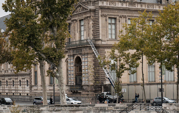 Escada mecânica colocada junto ao Louvre