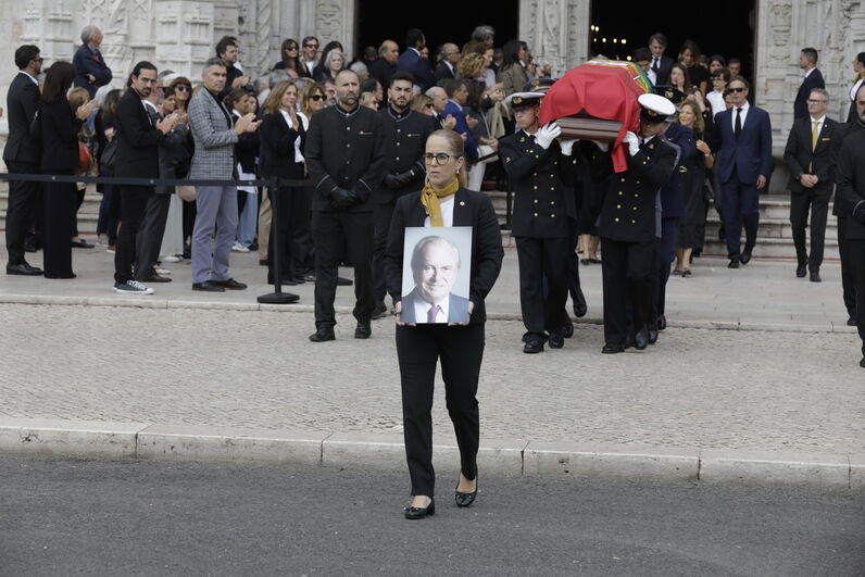 Funeral Francisco Pinto Balsemão à saída da Igreja dos Jerónimos  