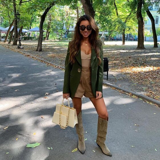 Para usar com moderação! Botas altas e mini-saia ou micro calções