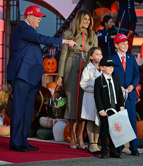 Decoração de Halloween na Casa Branca gera polémica com Donald e Melania Trump