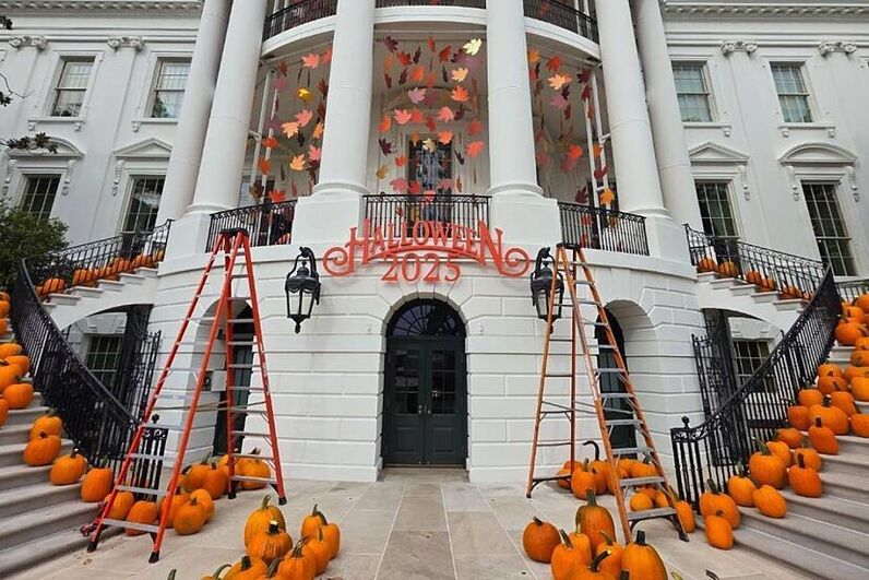 Casa Branca decorada para o Halloween 2023 com abóboras e enfeites