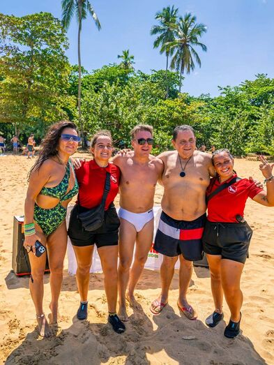 Rui Bandeira anima banhistas na República Dominicana.
