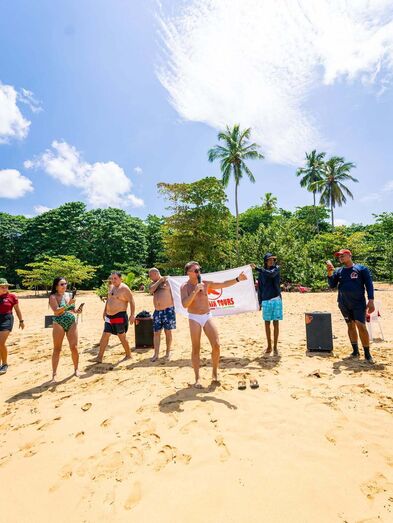 Rui Bandeira anima turistas na praia, na República Dominicana