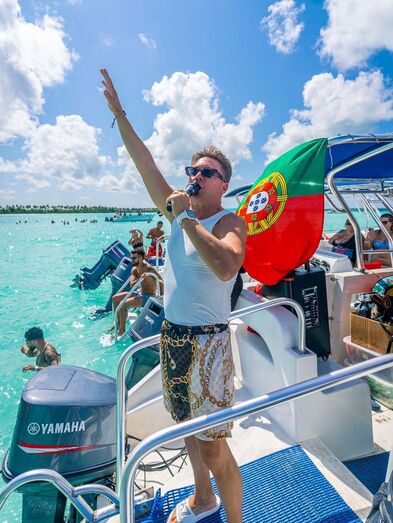 Rui Bandeira anima banhistas com a bandeira de Portugal na República Dominicana