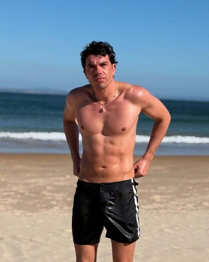 Vasco Pereira Coutinho exibe forma física na praia