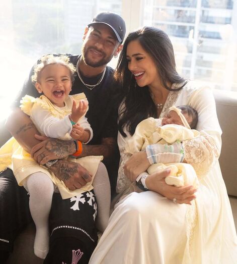 Neymar com as filhas Mel e Mavie em momento familiar ternurento