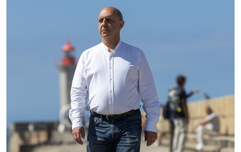 Manuel Pizarro numa caminhada pela Foz do Douro, Porto