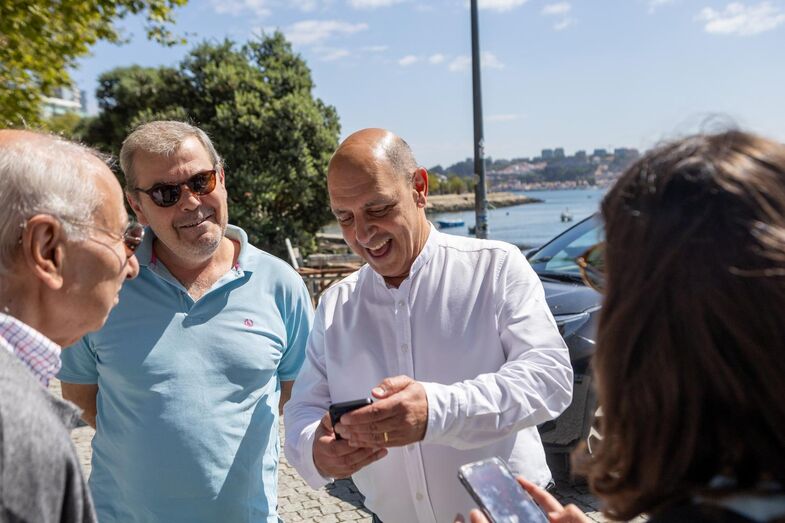 Manuel Pizarro durante uma caminhada pela Foz do Douro, Porto
