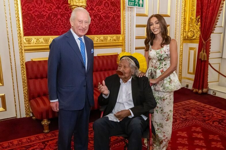 Anitta com o rei Carlos III e Cacique Raoni