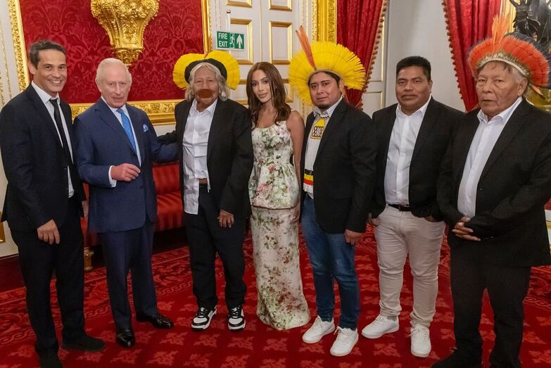 Anitta com o rei Carlos III e Cacique Raoni