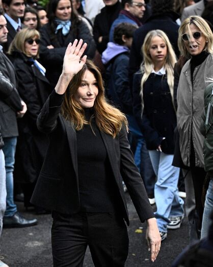 Carla Bruni acompanha Sarkozy à prisão de La Santé, em Paris