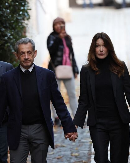 Carla Bruni acompanha Sarkozy à prisão de La Santé, em Paris