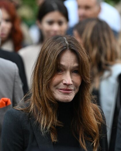 Carla Bruni acompanha Sarkozy na entrada para a prisão de La Santé, em Paris