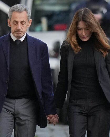 Sarkozy clama inocência ao entrar na prisão com a esposa, Carla Bruni, em Paris