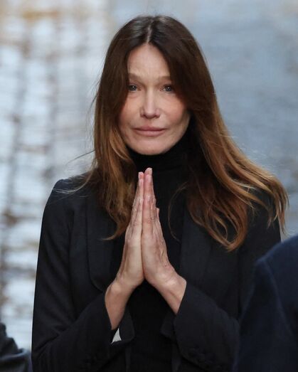 Carla Bruni acompanha Sarkozy à prisão de La Santé, em Paris