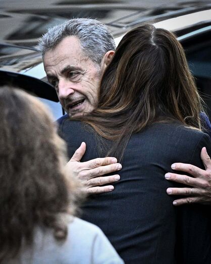 Carla Bruni acompanha Sarkozy à prisão de La Santé, em Paris