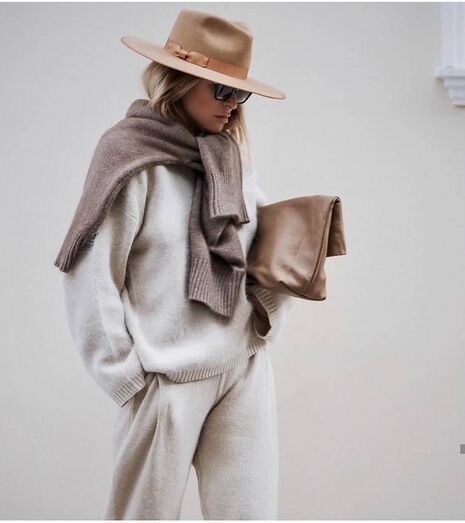 Moda com camisola sobre os ombros, estilo de elite
