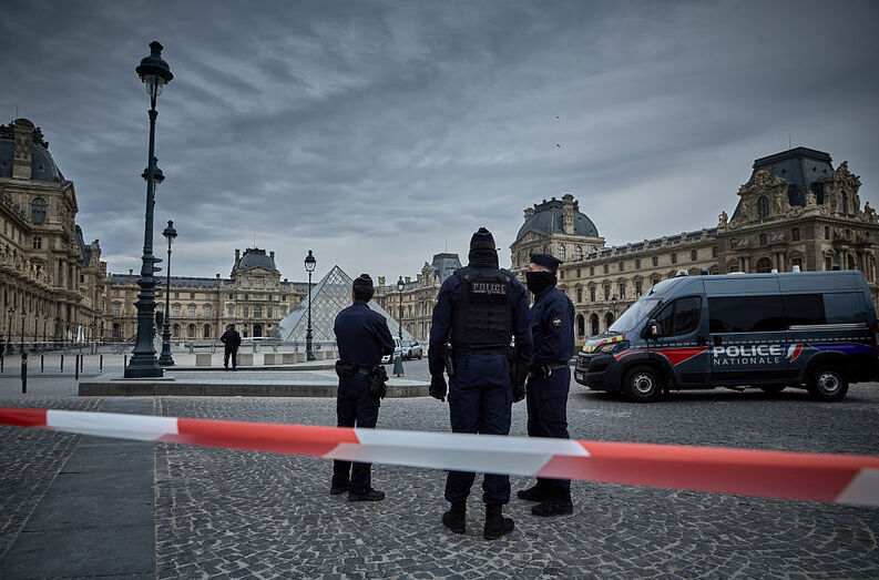 Polícia investiga assalto de joias da coroa no Museu do Louvre, em Paris