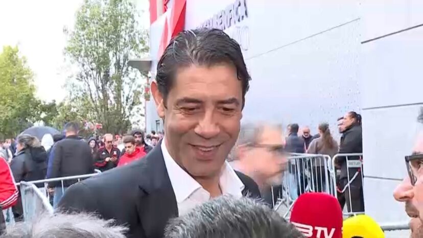 Rui Costa vota junto dos sócios.

