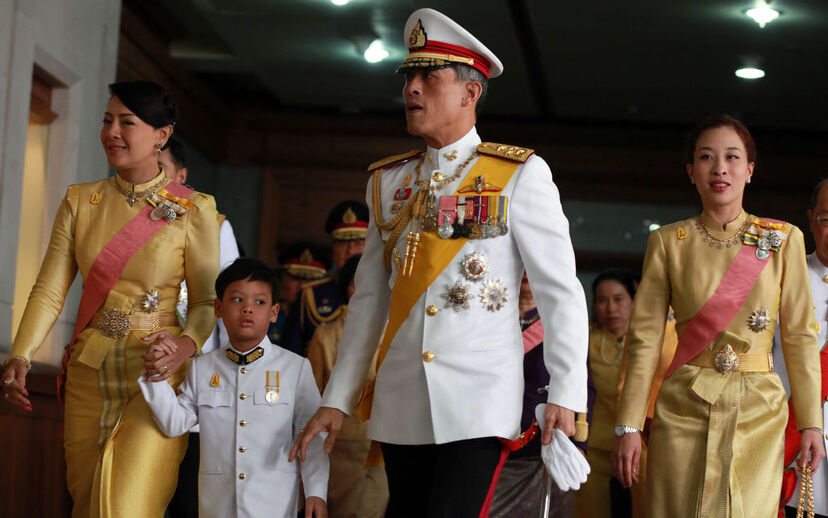 Bajrakitiyabha Mahidol (à direita) com o pai, o rei Maha Vajiralongkorn