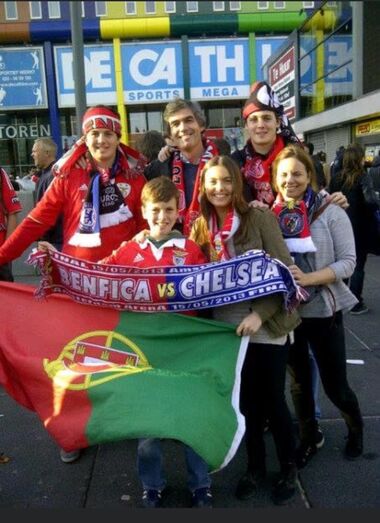 João Noronha Lopes com a mulher, Joana, e os quatro filhos