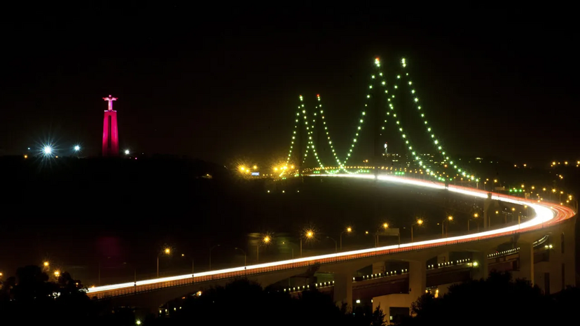 Lisboa recorda os 270 anos do terramoto com monumentos iluminados de roxo