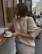 Mulher bebe café numa esplanada em Paris