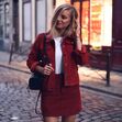 Mulher com fato de bombazina vermelha, tendência atual