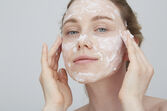 Rotina de skincare: mulher aplica máscara facial para uma pele saudável