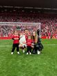 Diogo Jota celebra com a família no relvado