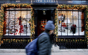 Ralph Lauren dita a tendência natalícia com decorações exuberantes e nostálgicas na Quinta Avenida, NY