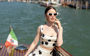 Lily Collins em Veneza para "Emily in Paris", com destino a Roma na quinta temporada