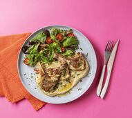 Costeletas de borrego com puré de beringela e salada