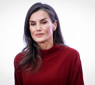 Letizia reage com confiança após críticas de Juan Carlos, transmitindo poder com visual vermelho