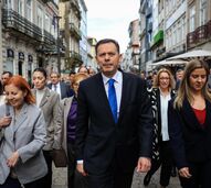 Luís Montenegro em passeio pela rua de Santa Catarina, no Porto, com membros do Governo