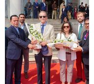 D. Duarte Pio visitou o Bangladesh com a esposa e o filho para promover educação