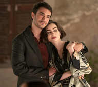 Lily Collins e um homem em Roma, na série Emily em Paris.

