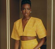 Maria Borges posa com um conjunto amarelo elegante