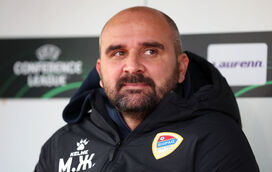 Choque no mundo do futebol: treinador morre em pleno jogo e os futebolistas atiram-se para o chão consternados