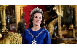 O look milionário de Letizia no banquete oferecido ao Sultão de Omã