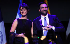 Ares de mudança em Nova Iorque. Conheça Zohran Mamdani, o rapper socialista eleito presidente, que se declara à mulher ativista na hora da vitória: "Minha vida"