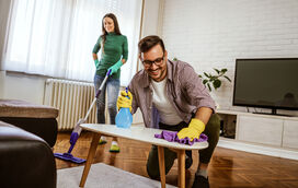 O truque infalível para higienizar esfregonas e panos de limpeza (e deixá-los como novos!)