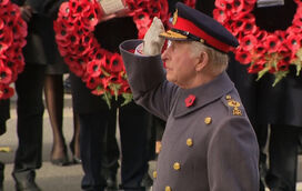 Família real britânica reúne-se para homenagear heróis de guerra