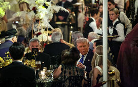 Trump causa polémica ao surgir em dois banquetes quando milhares de americanos se veem subitamente obrigados a recorrer ao banco alimentar