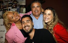 O recado de Léo Caeiro e do cantor Toy, de férias os dois no Brasil